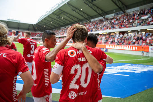 Kalmars Oliver Berg jublar med lagkamrater