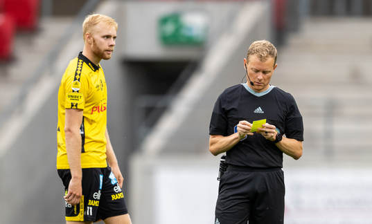 Domare Fredrik Klitte varnar Elfsborgs Sveinn Gudjohnsen