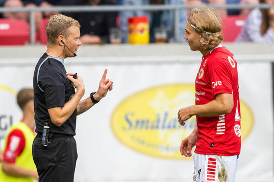 Domare Fredrik Klitte samtalar med Kalmars Sebastian Nanasi