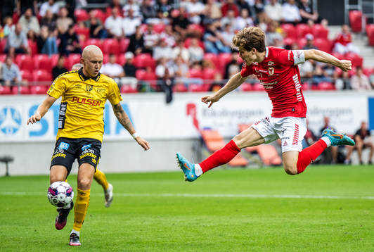 Kalmars Oliver Berg gör här 1-0