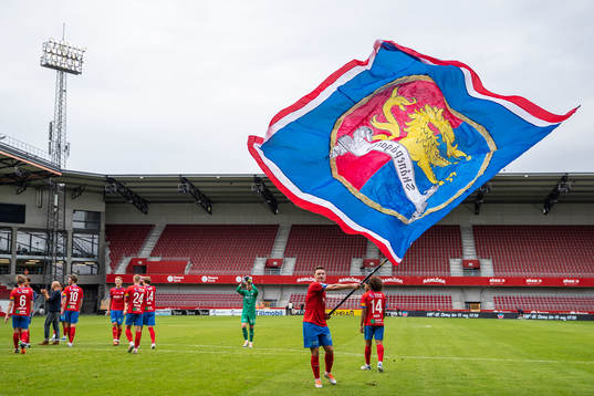Helsingborgs Viljormur Davidsen jublar med en flagga