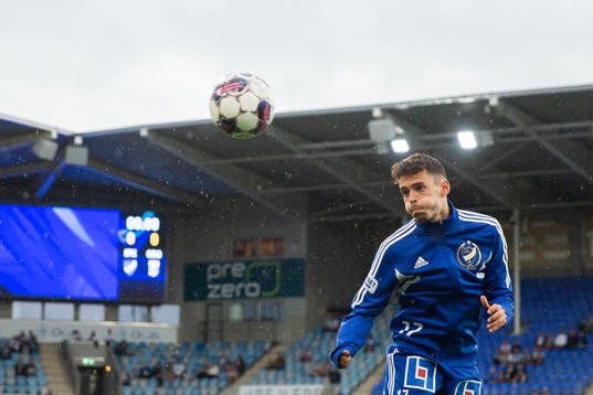 IFK Norrköpings Laurent Shabani värmer upp