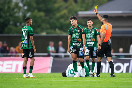 Varbergs Ismet Lushaku tilldelas gult kort av domare