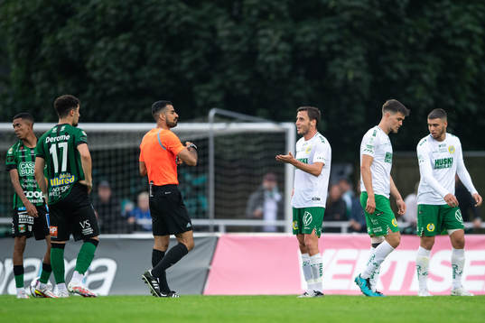 Hammarbys Jeppe Andersen tilldelas gult kort av domare