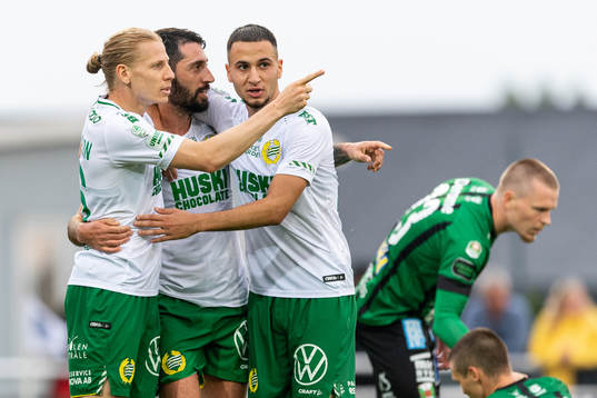 Hammarbys Nahir Besara jublar med Gustav Ludwigson (v) och