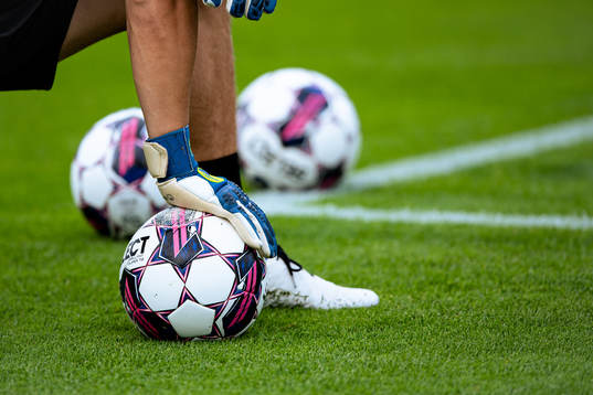 En fotboll före fotbollsmatchen i Allsvenskan mellan
