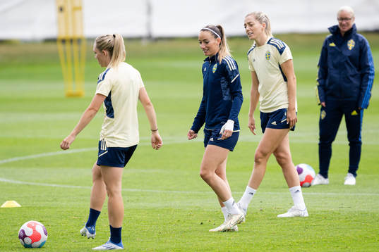 Linda Sembrant , Kosovare Asllani and Elin Rubensson of the