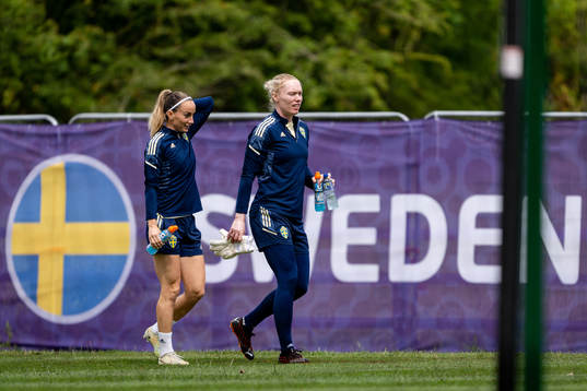 Kosovare Asllani and goalkeeper Hedvig Lindahl of the