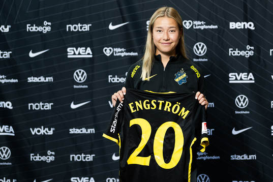 s nyförvärv Emma Engström poserer för porträtt