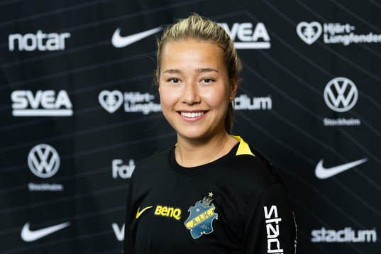 s nyförvärv Emma Engström poserer för porträtt