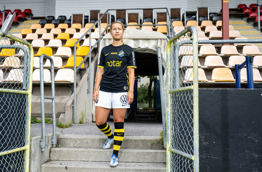 s nyförvärv Emma Engström poserer för porträtt