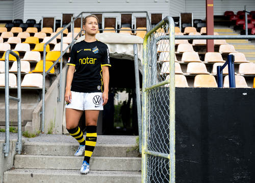 s nyförvärv Emma Engström poserer för porträtt