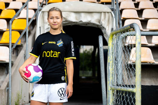 s nyförvärv Emma Engström poserer för porträtt