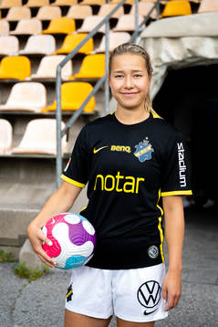 s nyförvärv Emma Engström poserer för porträtt
