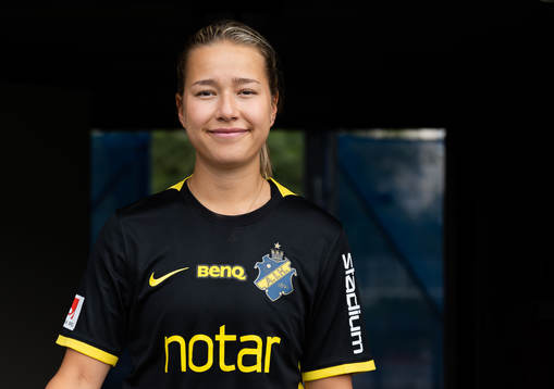 s nyförvärv Emma Engström poserer för porträtt