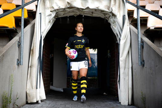 s nyförvärv Emma Engström poserer för porträtt