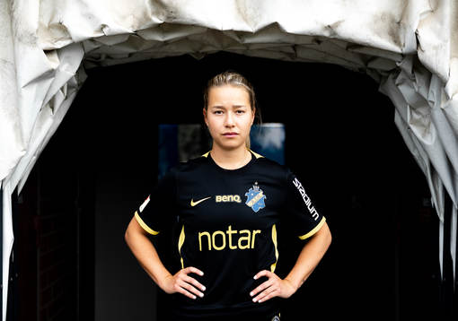 s nyförvärv Emma Engström poserer för porträtt
