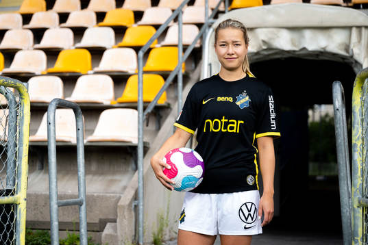 s nyförvärv Emma Engström poserer för porträtt