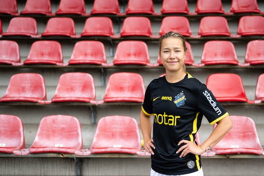 s nyförvärv Emma Engström poserer för porträtt