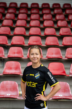 s nyförvärv Emma Engström poserer för porträtt