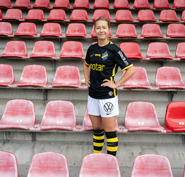 s nyförvärv Emma Engström poserer för porträtt