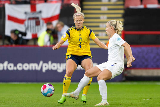 Hanna Glas of Sweden and Beth Mead of England
