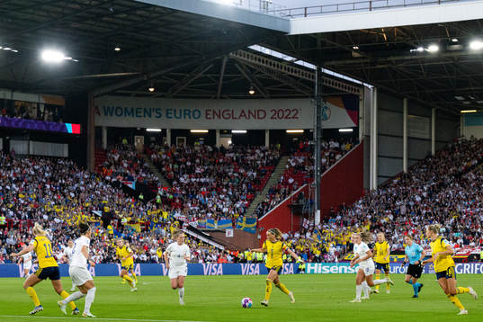 Keira Walsh of England against Kosovare Asllani of Sweden