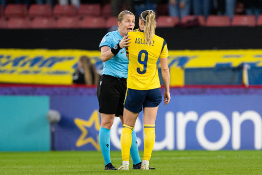 Referee Esther Staubli and Kosovare Asllani of Sweden