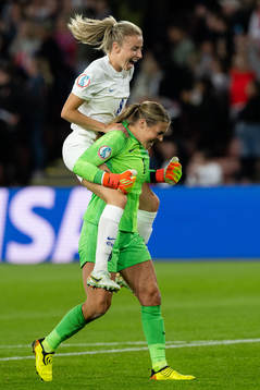 Leah Williamson and goalkeeper Mary Earps of England