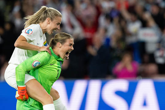 Leah Williamson and goalkeeper Mary Earps of England