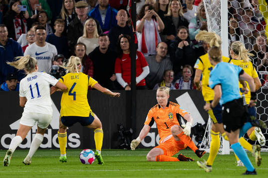 Lauren Hemp of England against Hanna Glas and goalkeeper