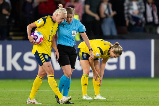 Caroline Seger of Sweden and referee Esther Staubli