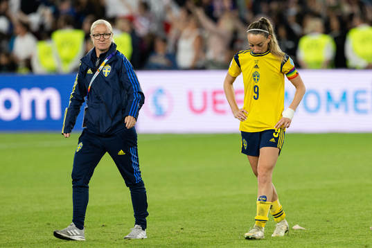 Assistant coach Victoria Sandell and Kosovare Asllani of
