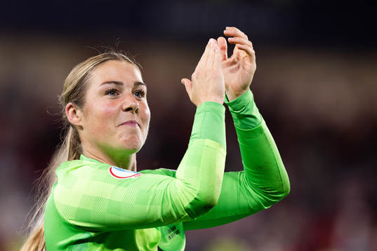 Goalkeeper Mary Earps of England celebrates
