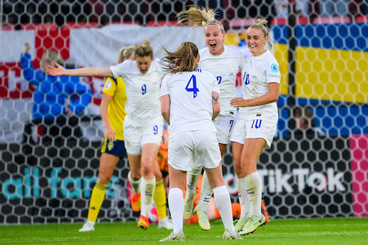 Beth Mead of England celebrates with Georgia, Keira Walsh