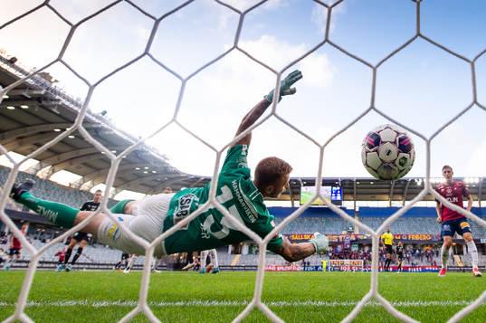 Västerås Viktor Granath nickar in 1-1 i mål bakom