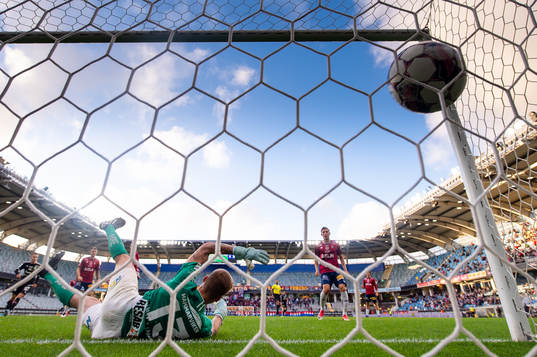 Västerås Viktor Granath nickar in 1-1 i mål bakom