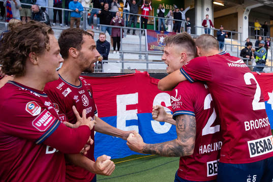 Örgrytes Marcus Haglind Sangré jublar med lagkamrater
