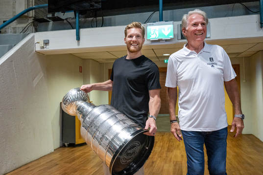 Bläddra bland fler bilder av Ice Hockey, NHL, Colorado Avalanche, Gabriel Landeskog with Stanley Cup Trophy
