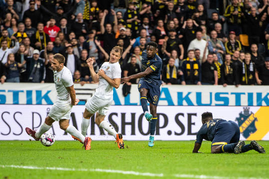Josafat Mendes of AIK scores 1-0