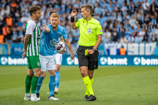 Anders Christiansen of Malmö FF in a discussion with