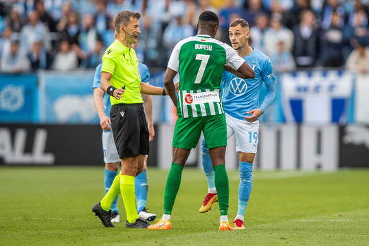 Referee Kristo Tohver, Joel Bopesu of Zalgiris Vilnius and