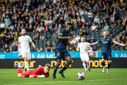 Josafat Mendes of AIK and goalkeeper Dmytro Riznyk of