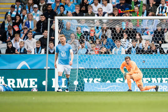 Anders Christiansen and Goalkeeper Johan Dahlin of Malmö