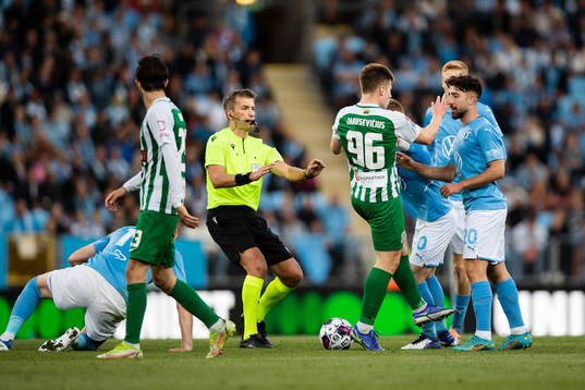 Anders Christiansen of Malmö FF in a situation with Gustas