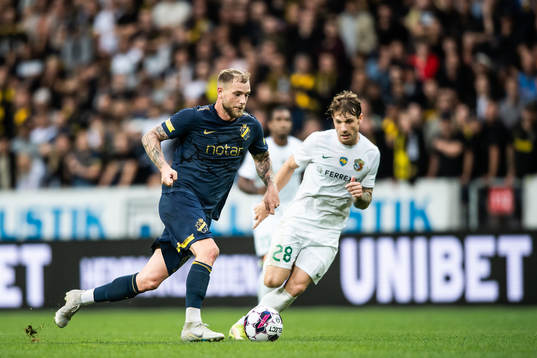 John Guidetti of AIK and David Puclin of Vorskla Poltava