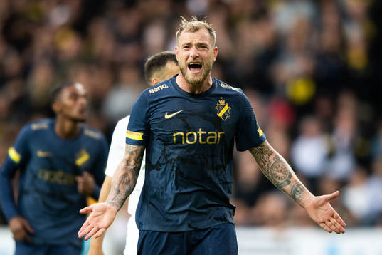 John Guidetti of AIK reacts