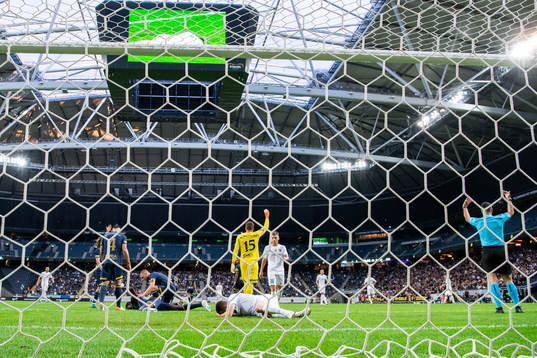 Collins Lusaka Sichenje of AIK and Vincent Thill of Vorskla