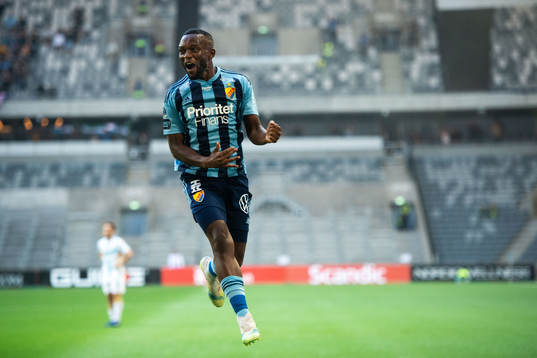 Emmanuel Banda of Djurgården celebrates