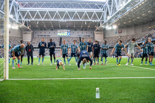 Victor Edvardsen and the players of Djurgården celebrate